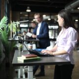 Stehpulte im Büro: Wie sie die Produktivität und die Gesundheit der Mitarbeiter beeinflussen